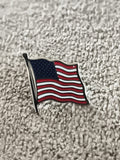 Pin's drapeau USA vintage, badge émail ondulé, style américain (Ref 7)