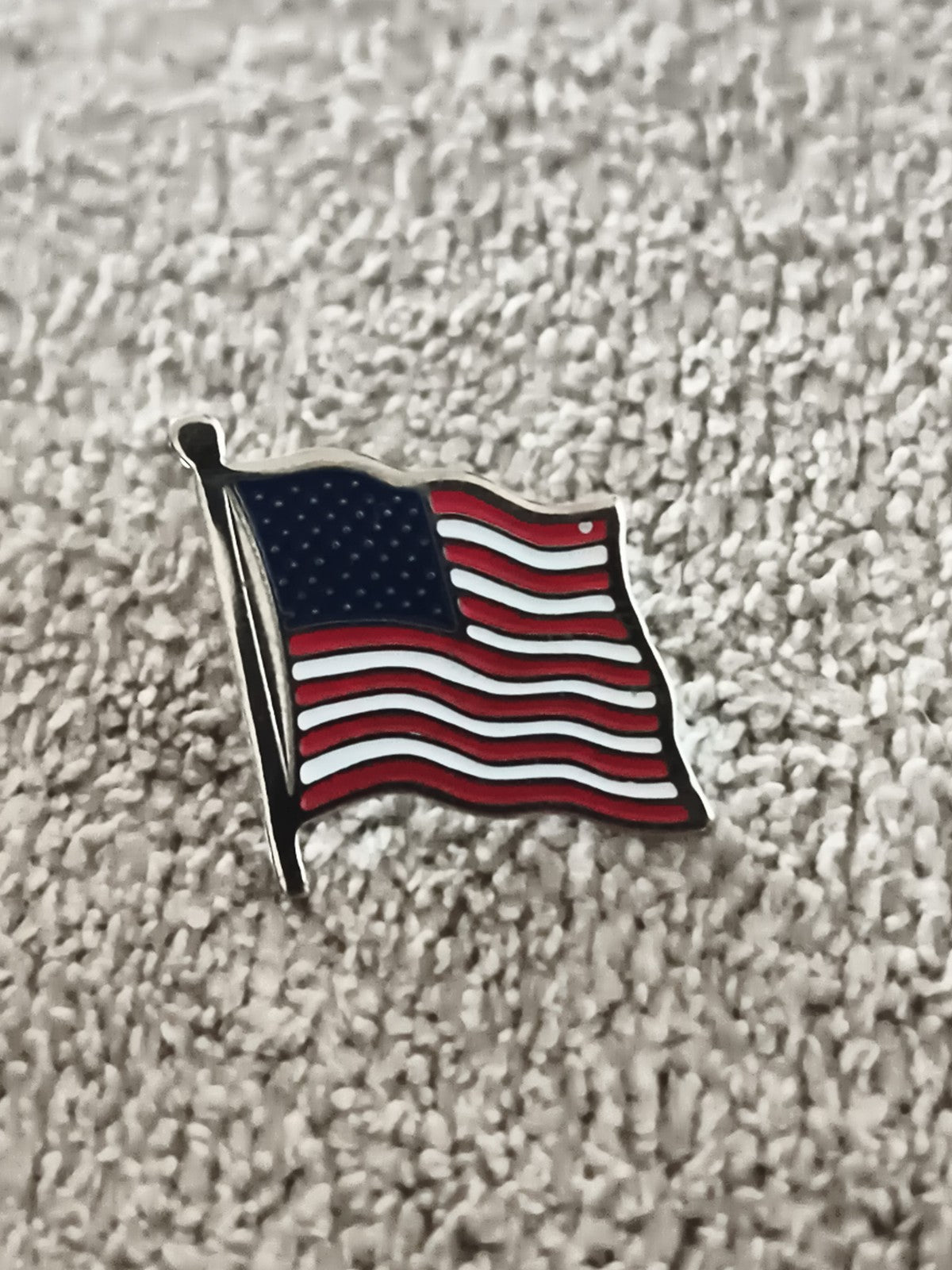 Pin's drapeau USA vintage, badge émail ondulé, style américain (Ref 7)