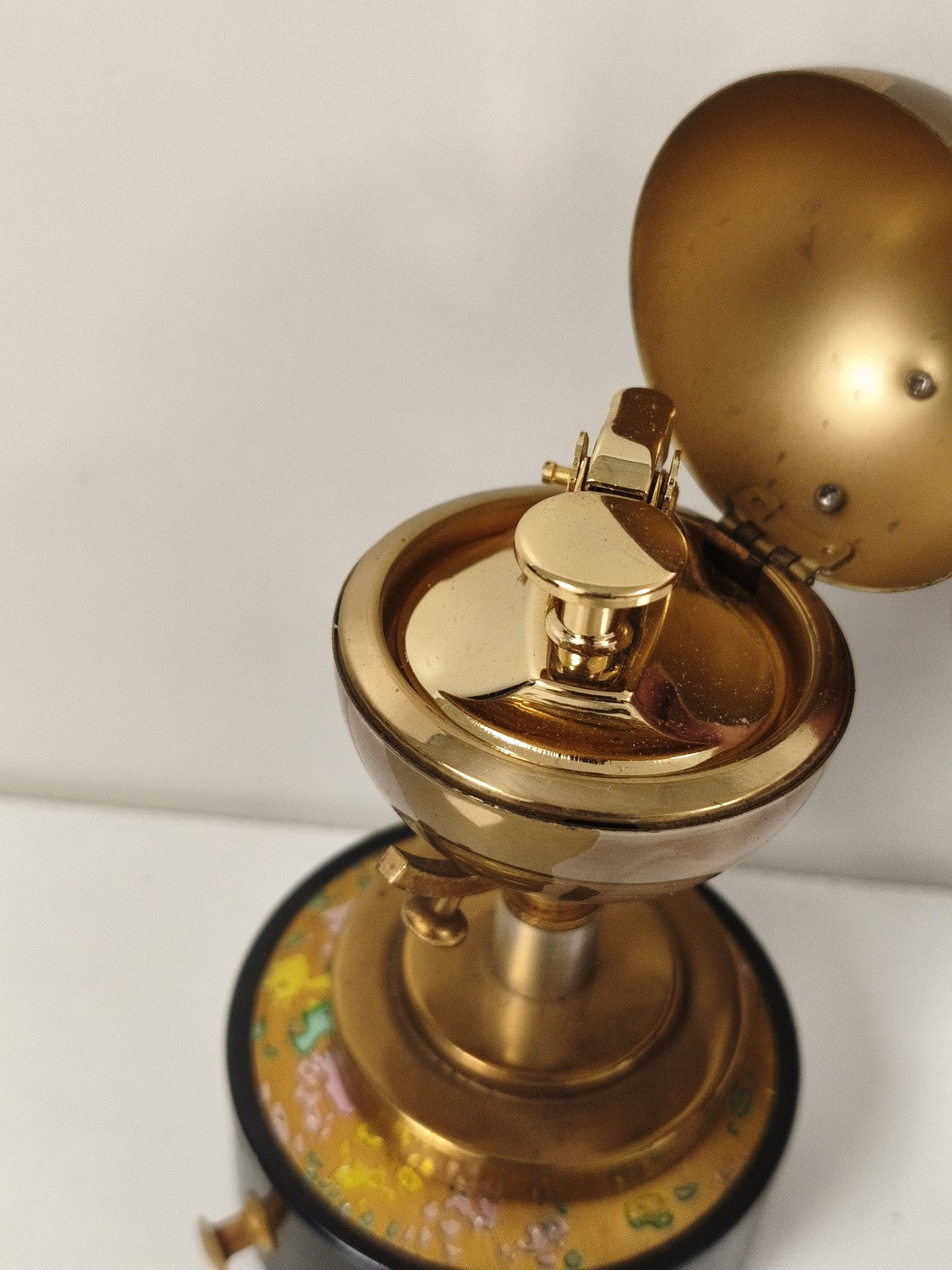 Ancien briquet de table globe terrestre doré vintage décoration collection