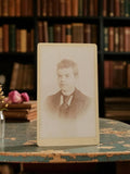 Photographie ancienne portrait homme cabinet de curiosités rétro