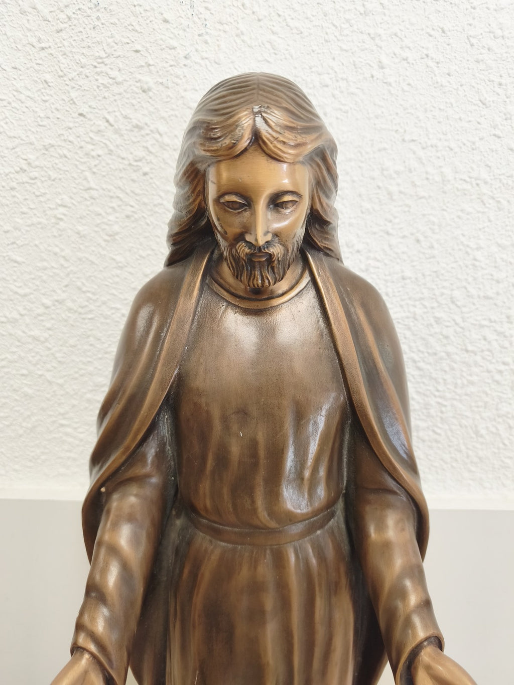 Importante statue du Christ Jésus en bronze creux, patine brune, mains ouvertes