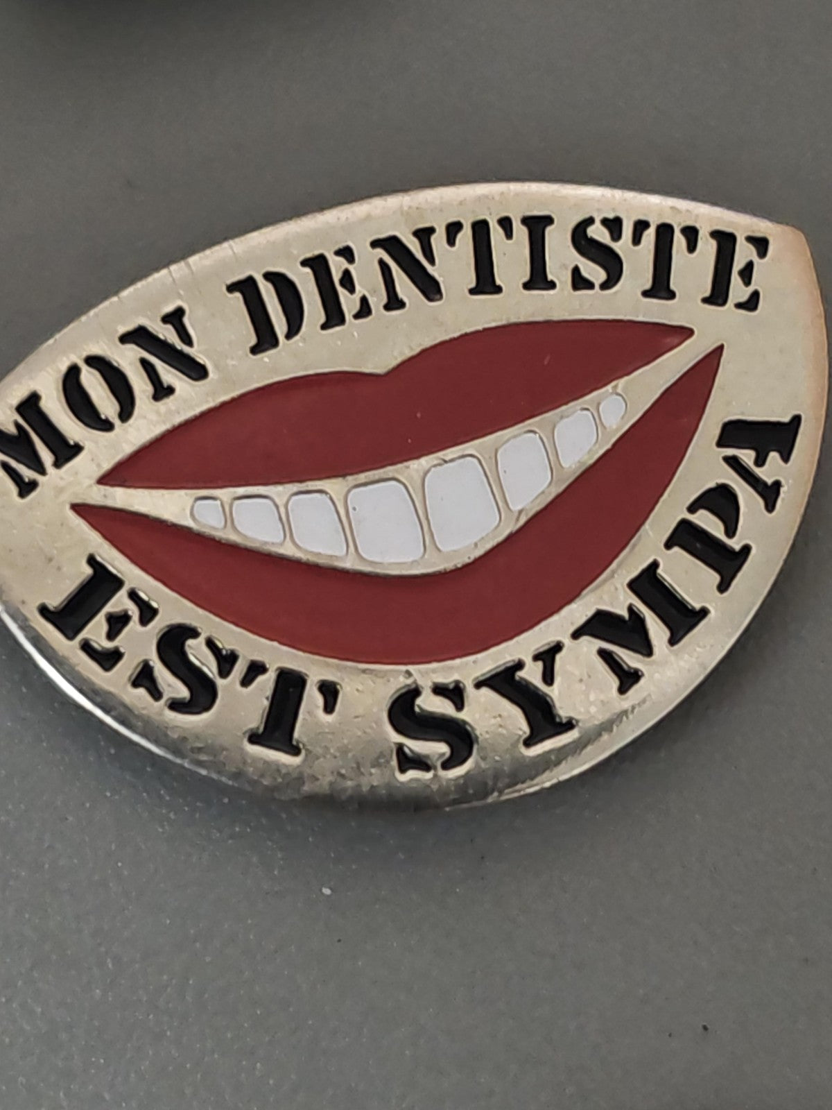 Pin's rétro ancien dentiste, badge collection vintage, accessoire médical rare