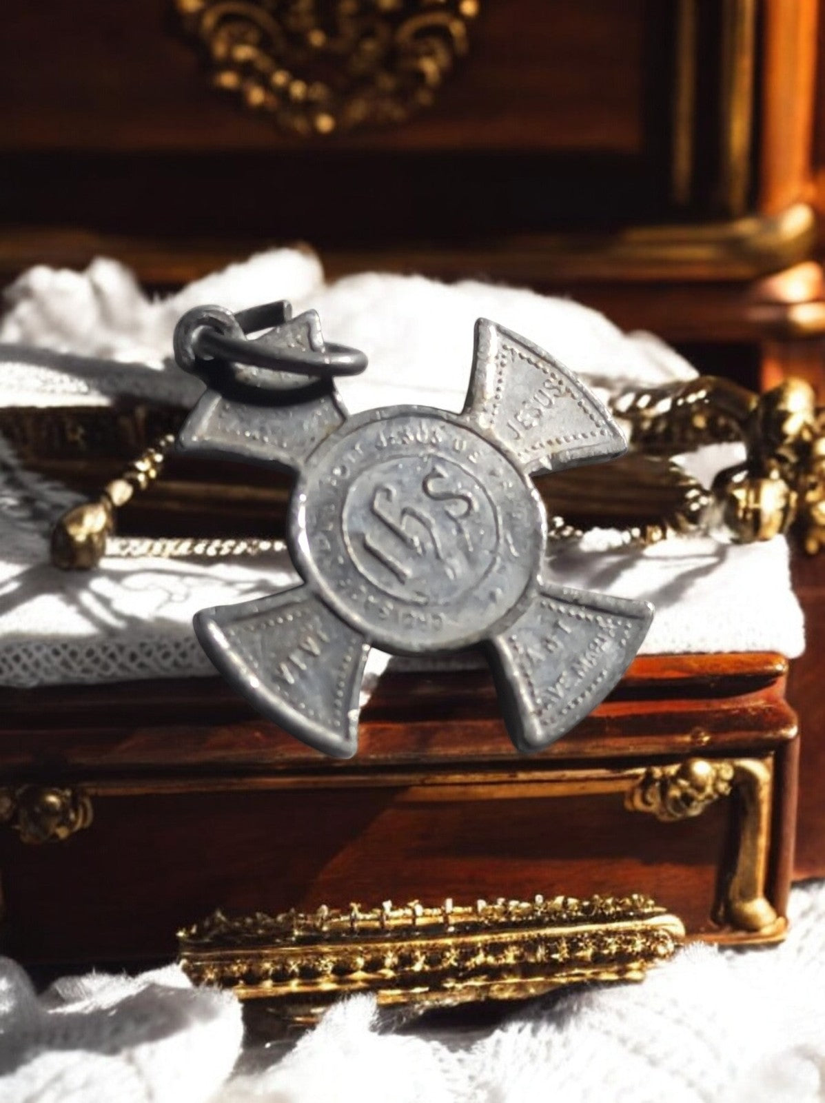 Médaille religieuse ancienne en métal croix IHS Jésus vintage