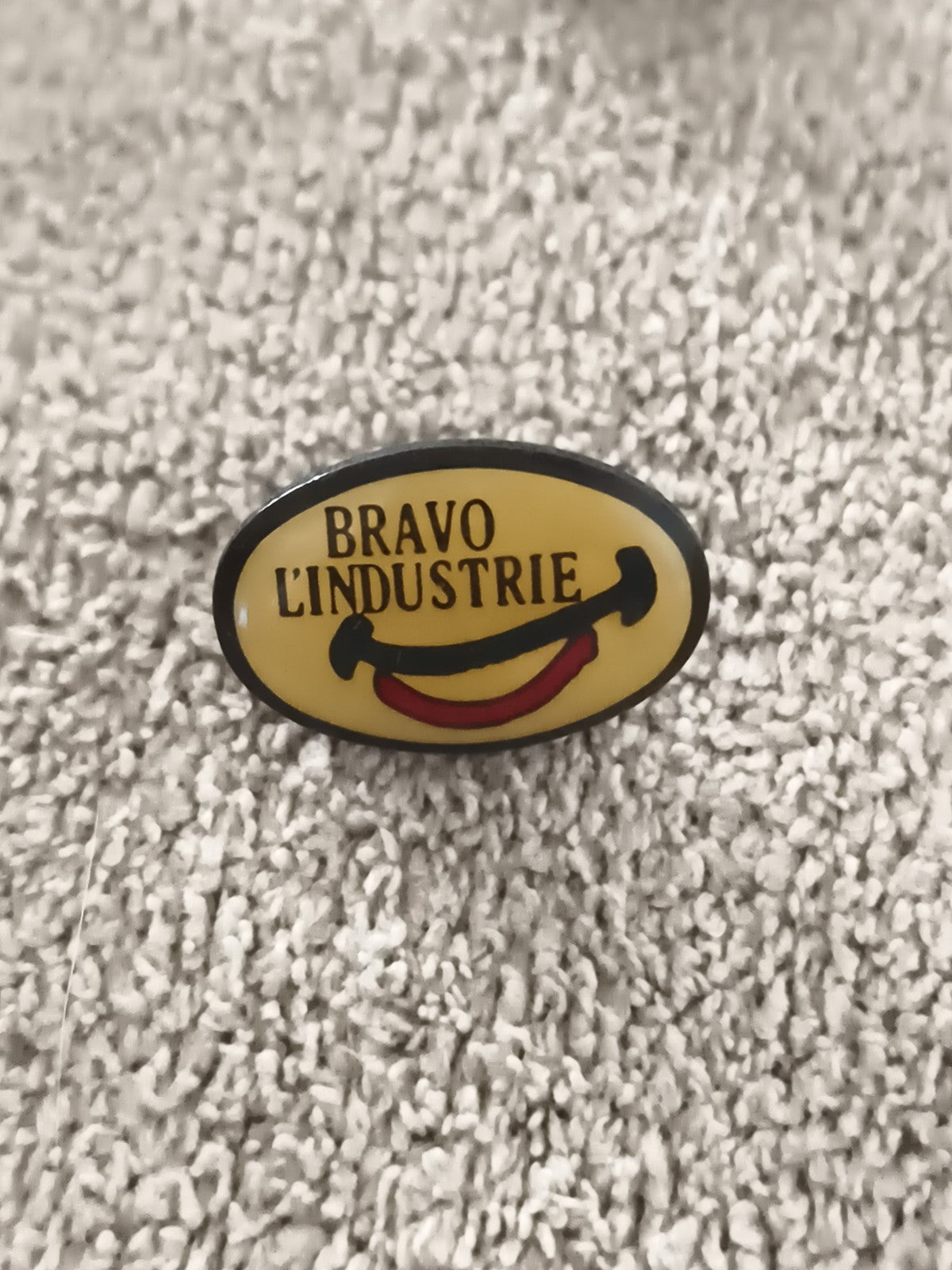 Pin's vintage Bravo l'Industrie jaune noir émaillé badge rétro (Ref 6)