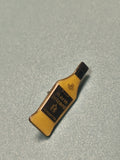 Vintage pin's Marie Brizard bouteille jaune collection publicité ancien