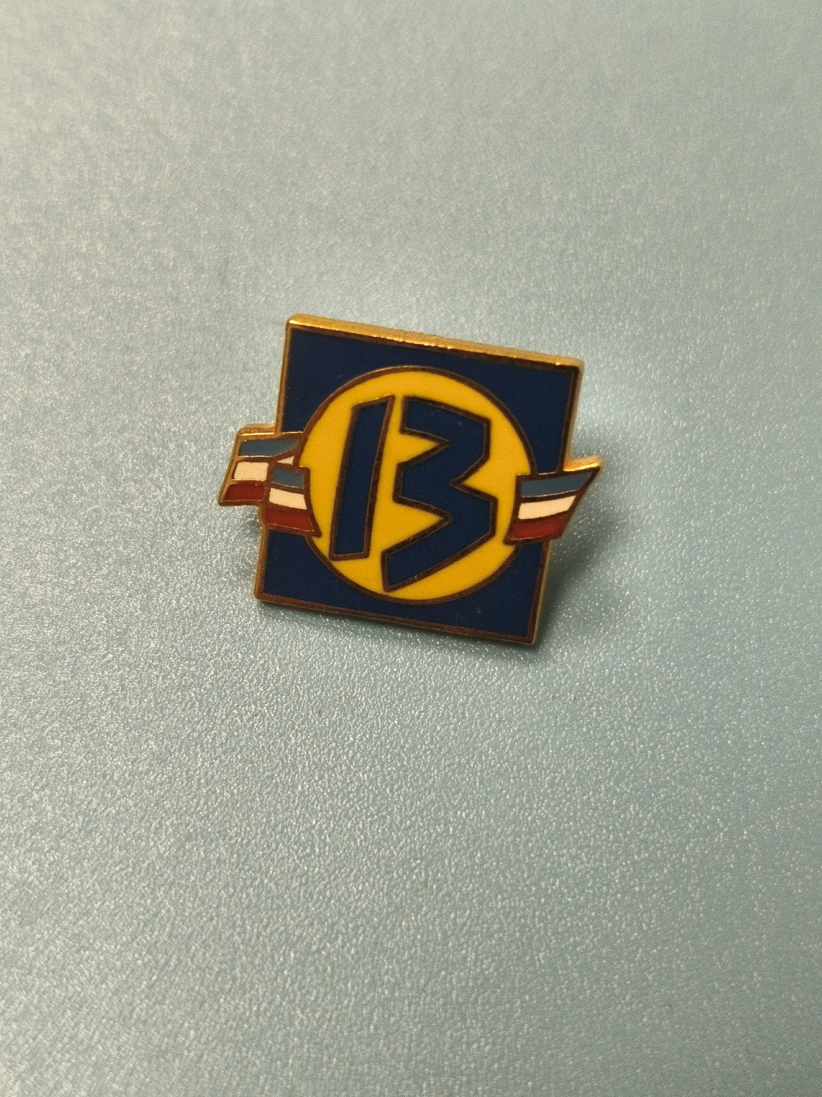Pin's vintage Bouches du Rhône n°13 bleu jaune ? collection régionale ancien
