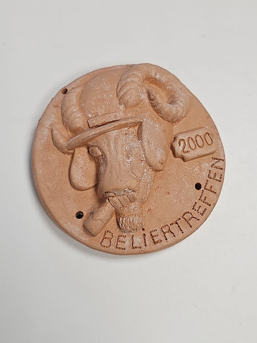 Médaille ancienne terre cuite Bélier 2000 Beliertreffen rond vintage déco