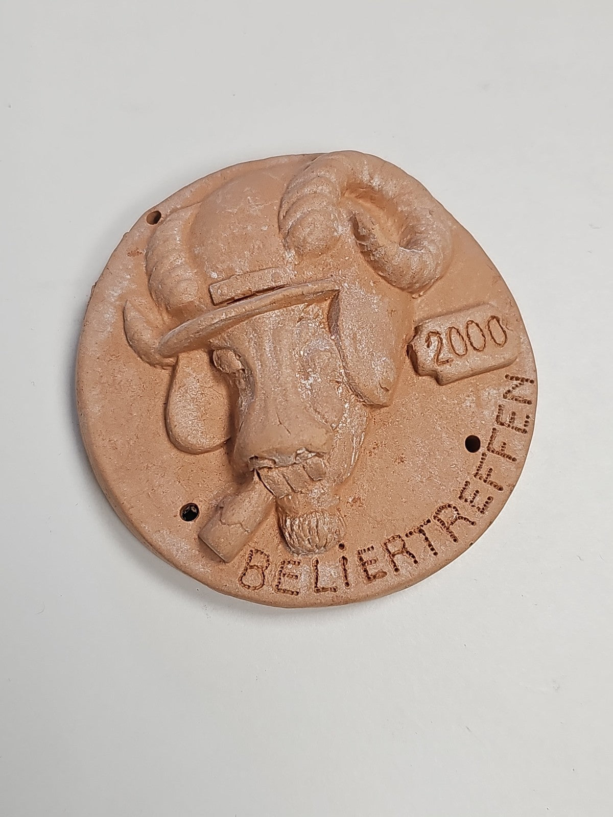 Médaille ancienne terre cuite Bélier 2000 Beliertreffen rond vintage déco