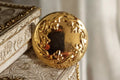 Bouton doré ancien France laiton sculpté motif végétal vintage