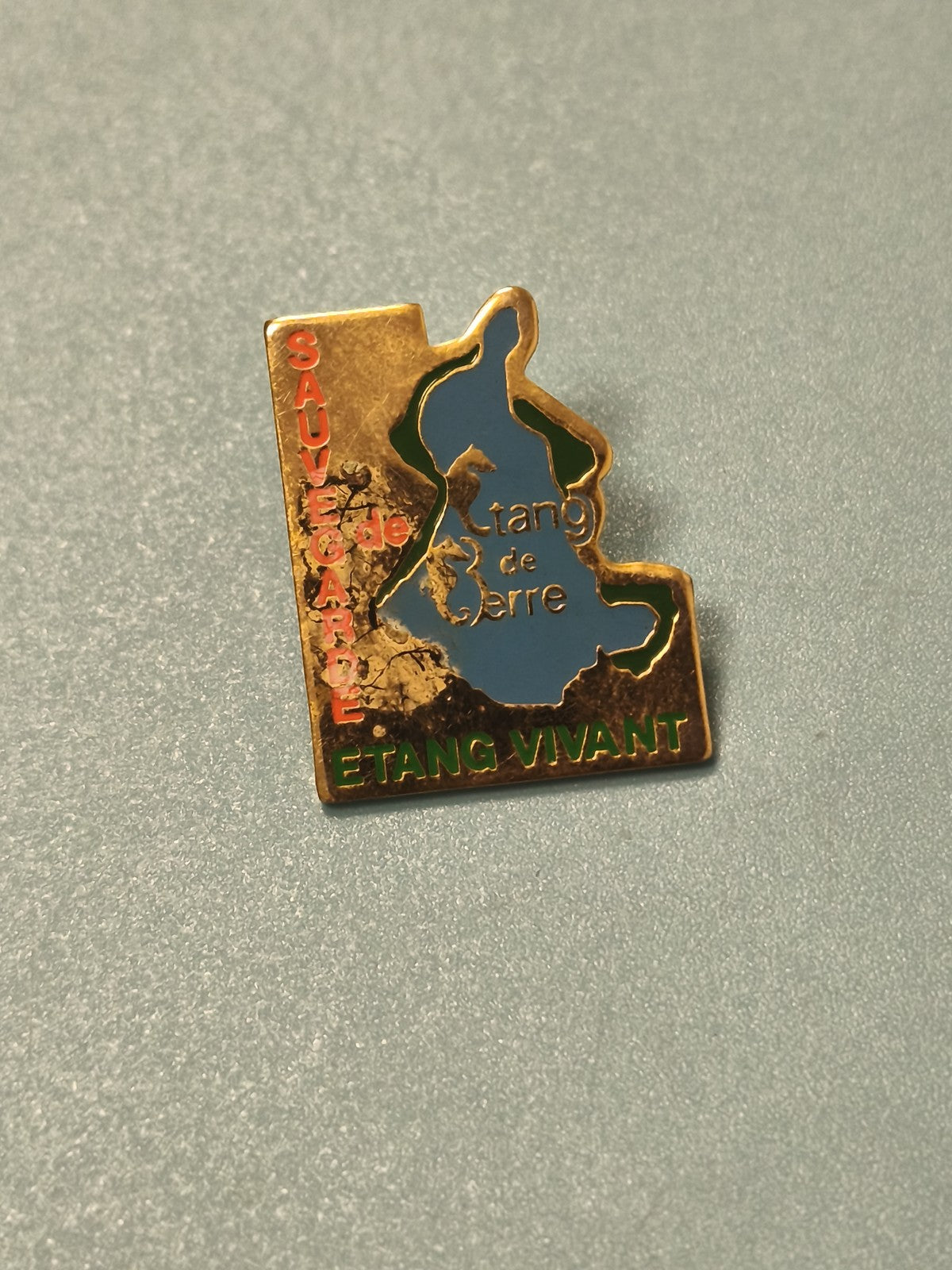 Vintage pin's étang de Berre, forme carte, émaillé, sauvegarde, Ref 6
