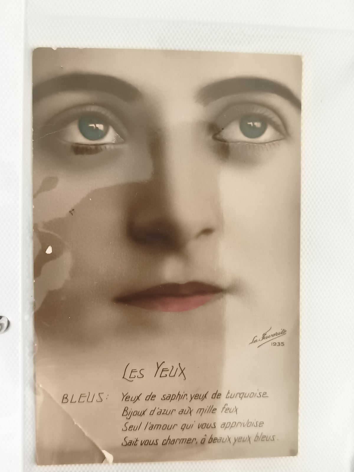 Carte postale ancienne 1935 Les Yeux bleus portrait art déco photo colorisée