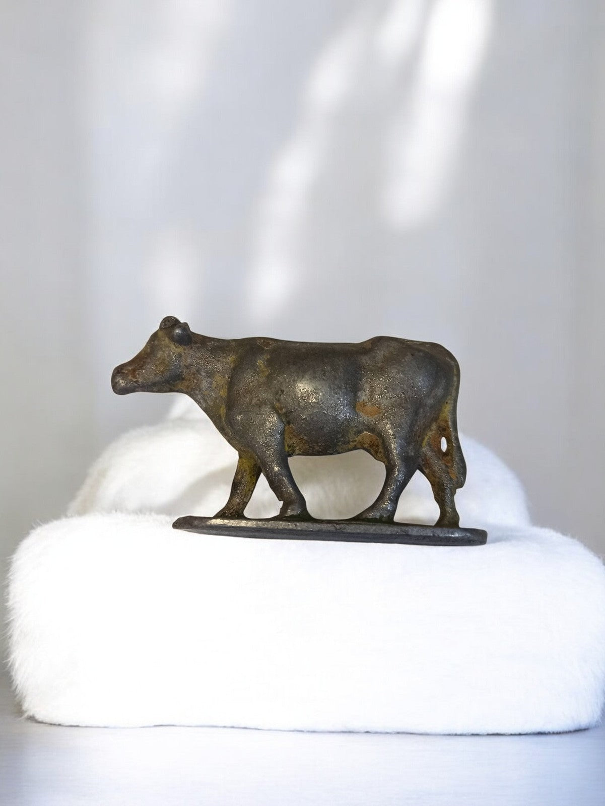 Figurine vache Kiralu vintage en métal patiné, jouet ancien rare déco