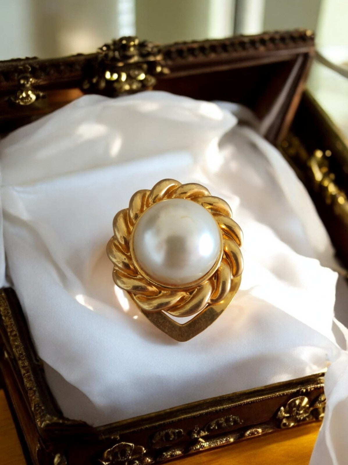 Broche vintage dorée perle cabochon, style chic années 80, bijou fantaisie