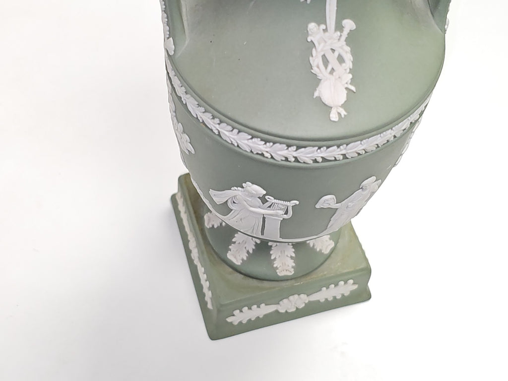 Vintage Wedgwood Jasperware Vases Apollo Muses, ancien trophée piédestal pair