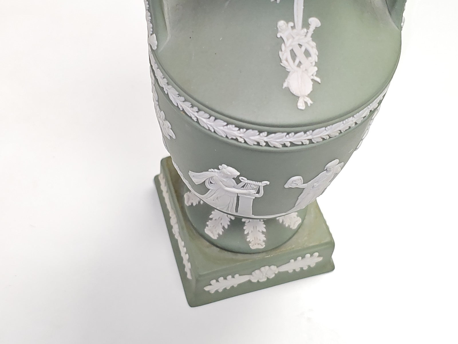 Vintage Wedgwood Jasperware Vases Apollo Muses, ancien trophée piédestal pair