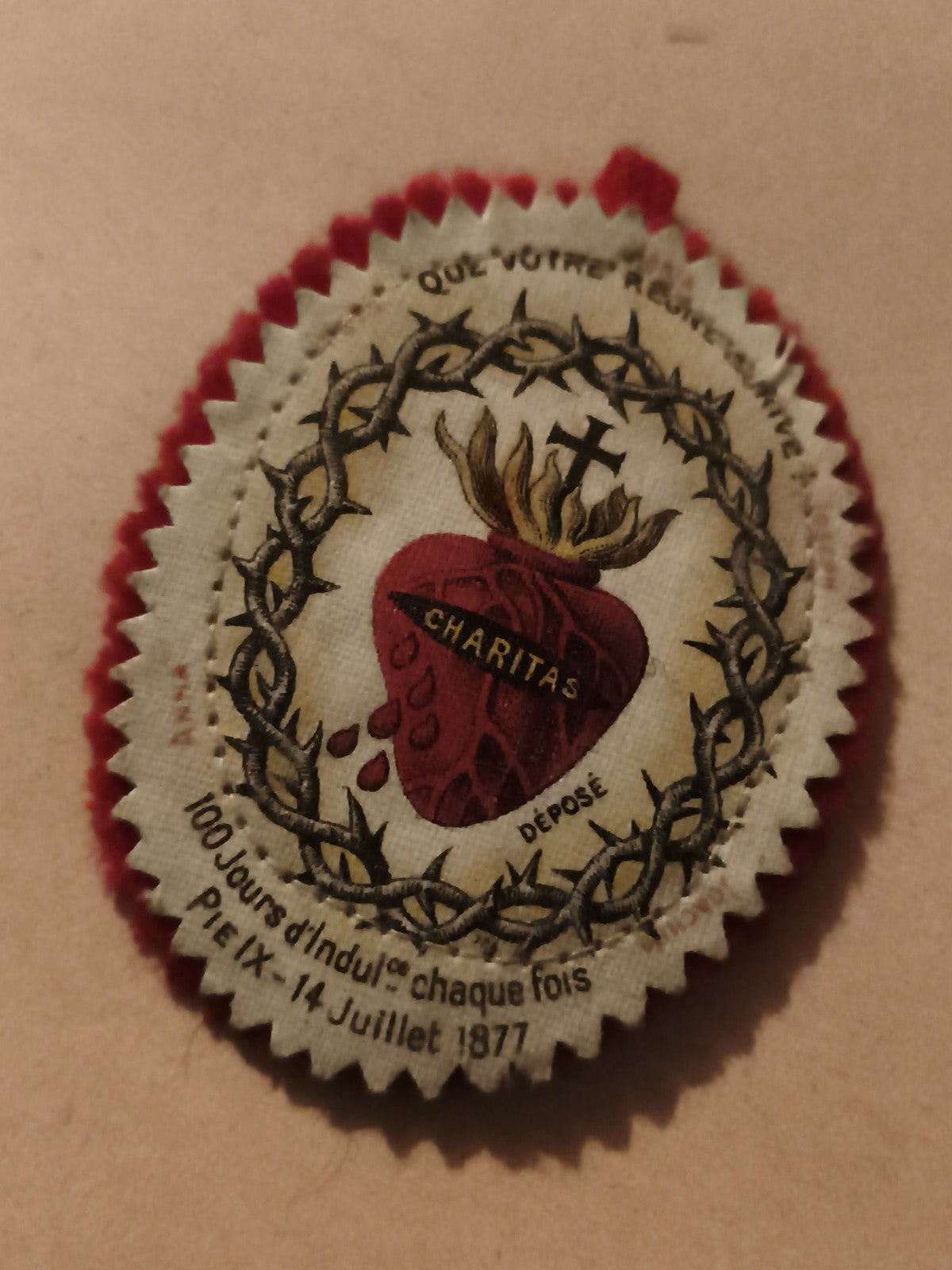Écusson ancien Sacré-Cœur Pie IX 1877 textile religieux badge vintage