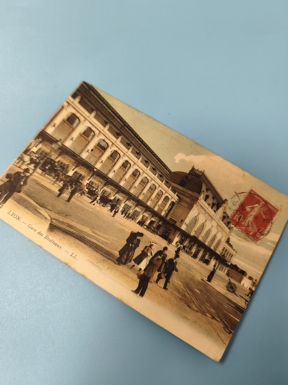 Ancienne carte postale animée Lyon Brotteaux ? Gare, timbre rouge, vintage