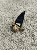 Pin's vintage Gauloises Blondes planche à voile bleu doré, badge publicitaire an