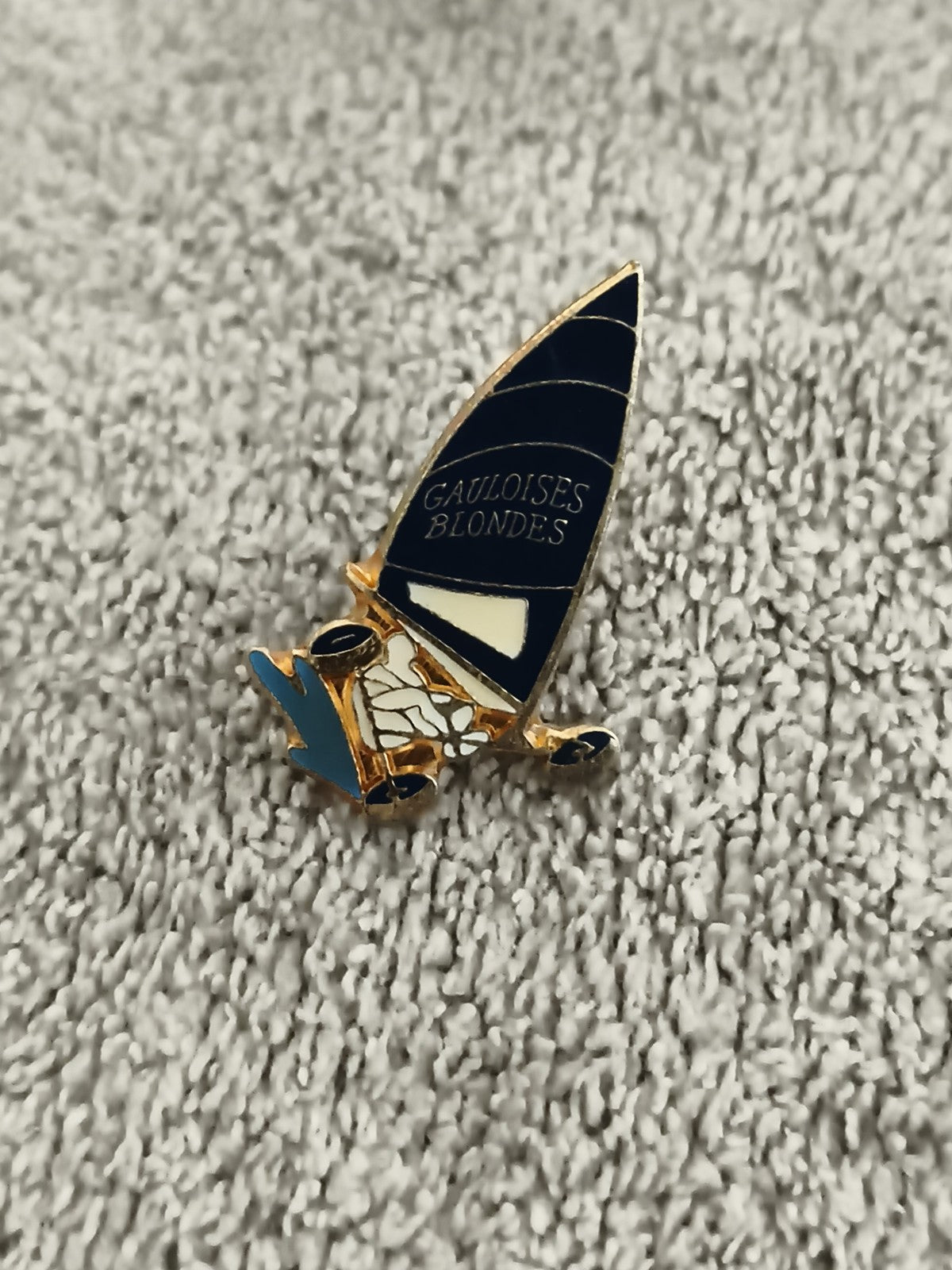 Pin's vintage Gauloises Blondes planche à voile bleu doré, badge publicitaire an