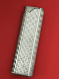 Briquet ancien à motif guilloché, finition argentée vintage, allumeur rétro