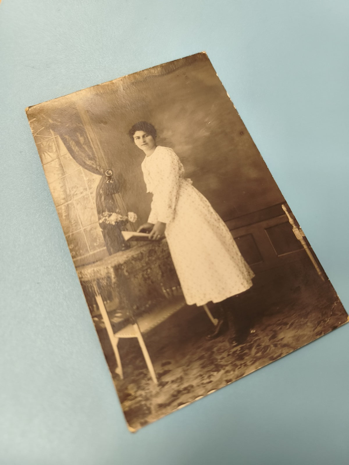 Carte postale ancienne CPA portrait femme robe blanche, photo sépia rétro