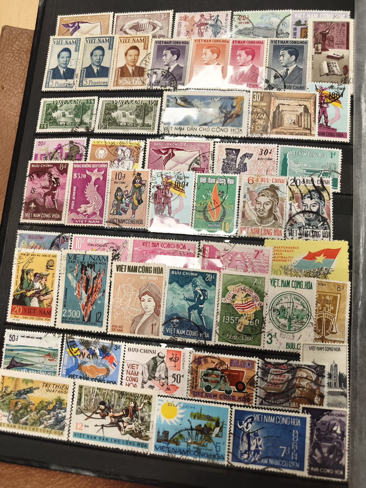 Lot de timbres Viet Nam divers thèmes couleurs variées (support non inclus)