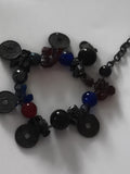 Bracelet vintage breloques pièces asiatiques perles noires rouges bleues