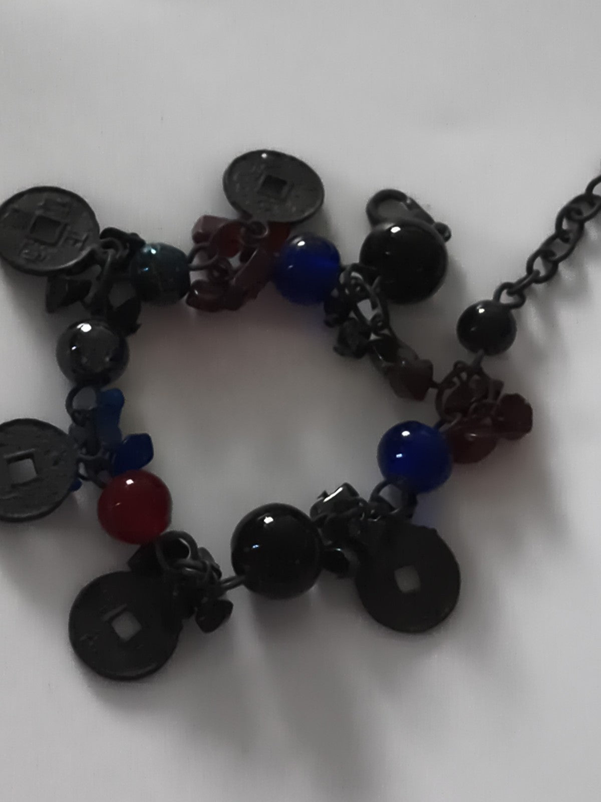 Bracelet vintage breloques pièces asiatiques perles noires rouges bleues