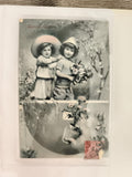Carte postale ancienne Bonne Année enfants chapeau fleurs CPA début XXe