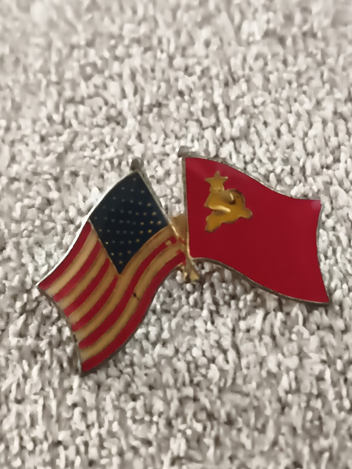Pin's drapeaux USA URSS vintage – émail, insigne soviétique ancien (Ref 7)