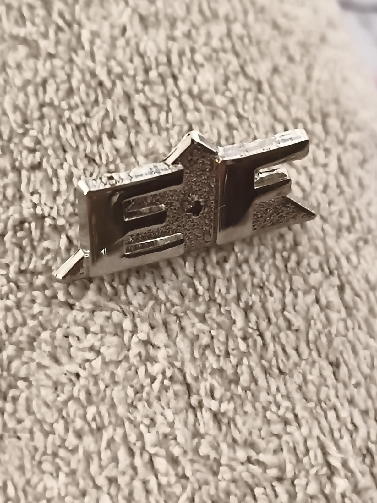 Pin's vintage métal aspect argenté motif EF design années 80 rétro (Ref 3)