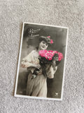 Carte postale ancienne Bonne Année Paris femme fleurs CPA