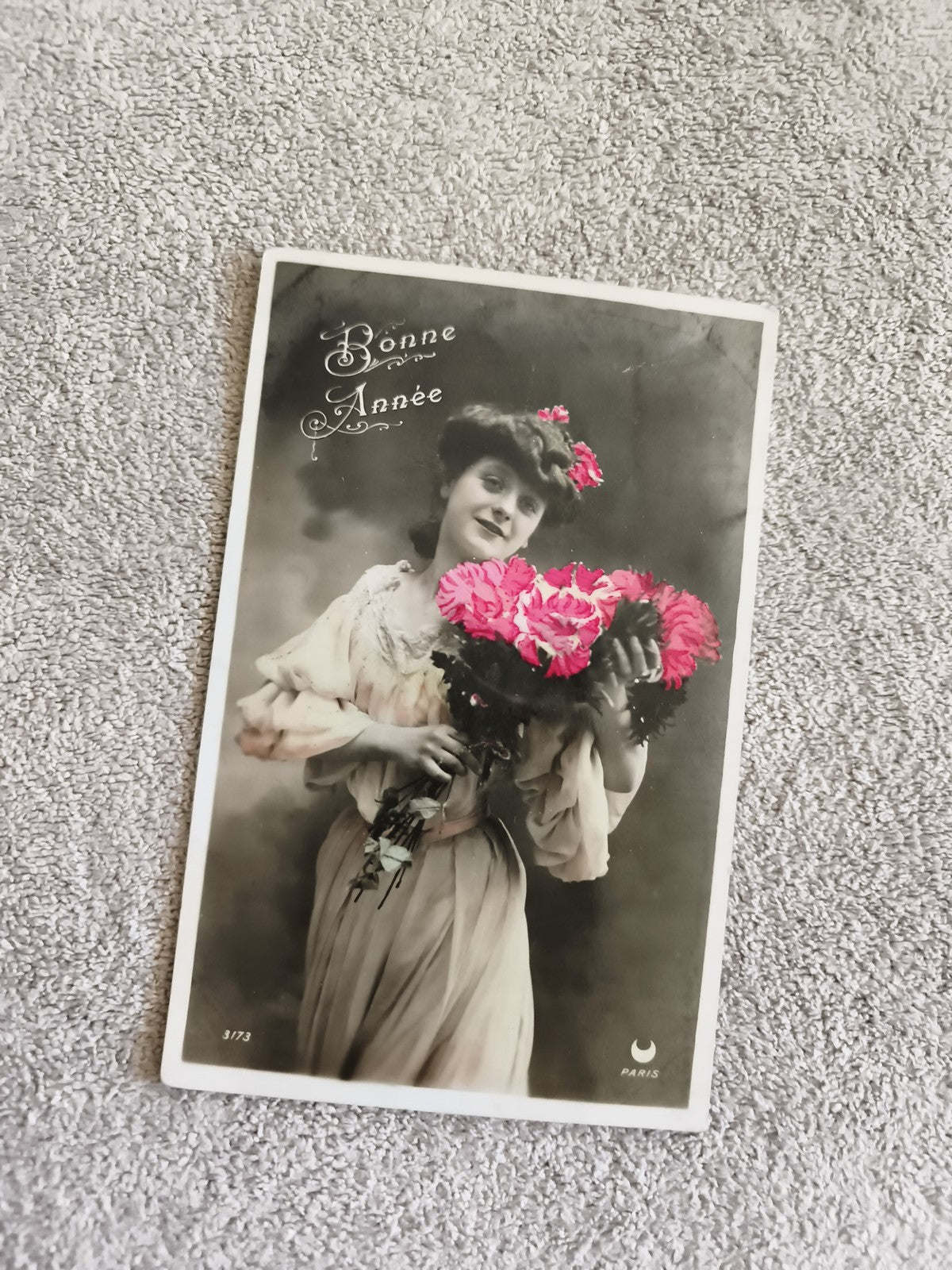 Carte postale ancienne Bonne Année Paris femme fleurs CPA