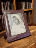 Cadre photo ancien cuir marron, portrait vintage, déco rétro, curiosité