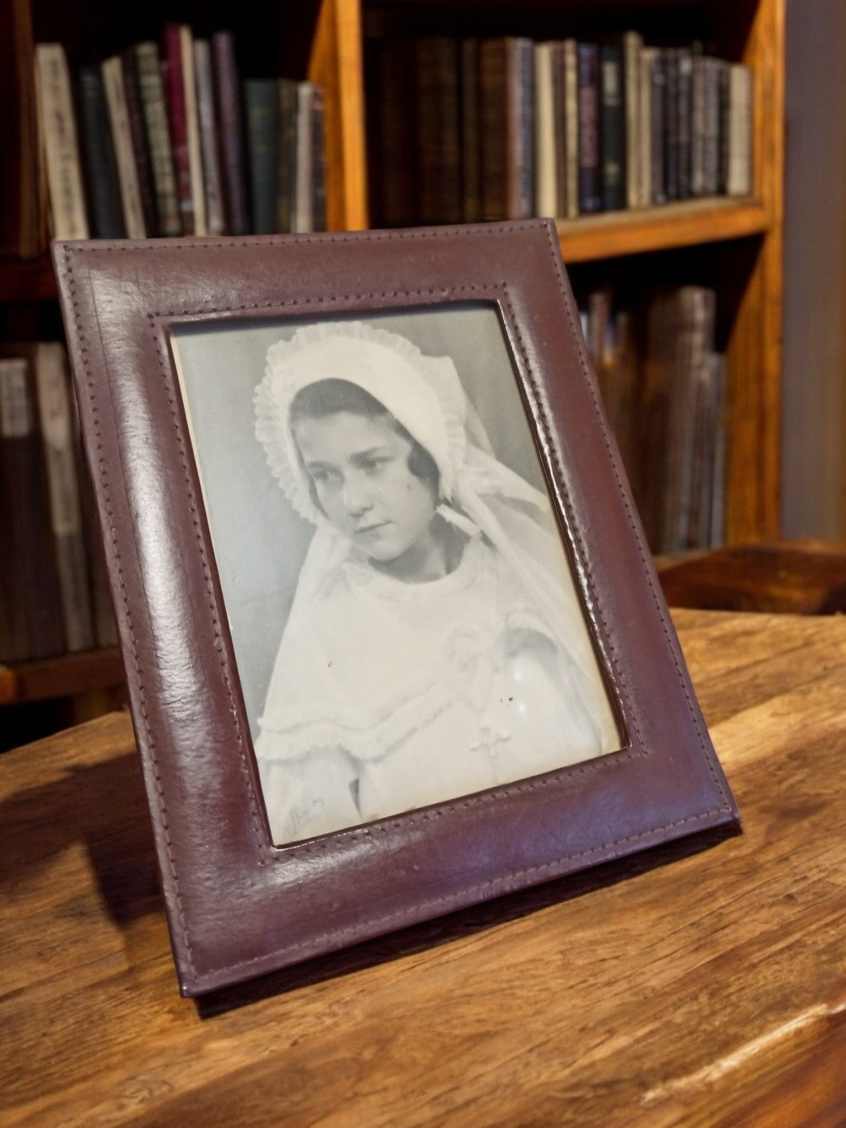 Cadre photo ancien cuir marron, portrait vintage, déco rétro, curiosité