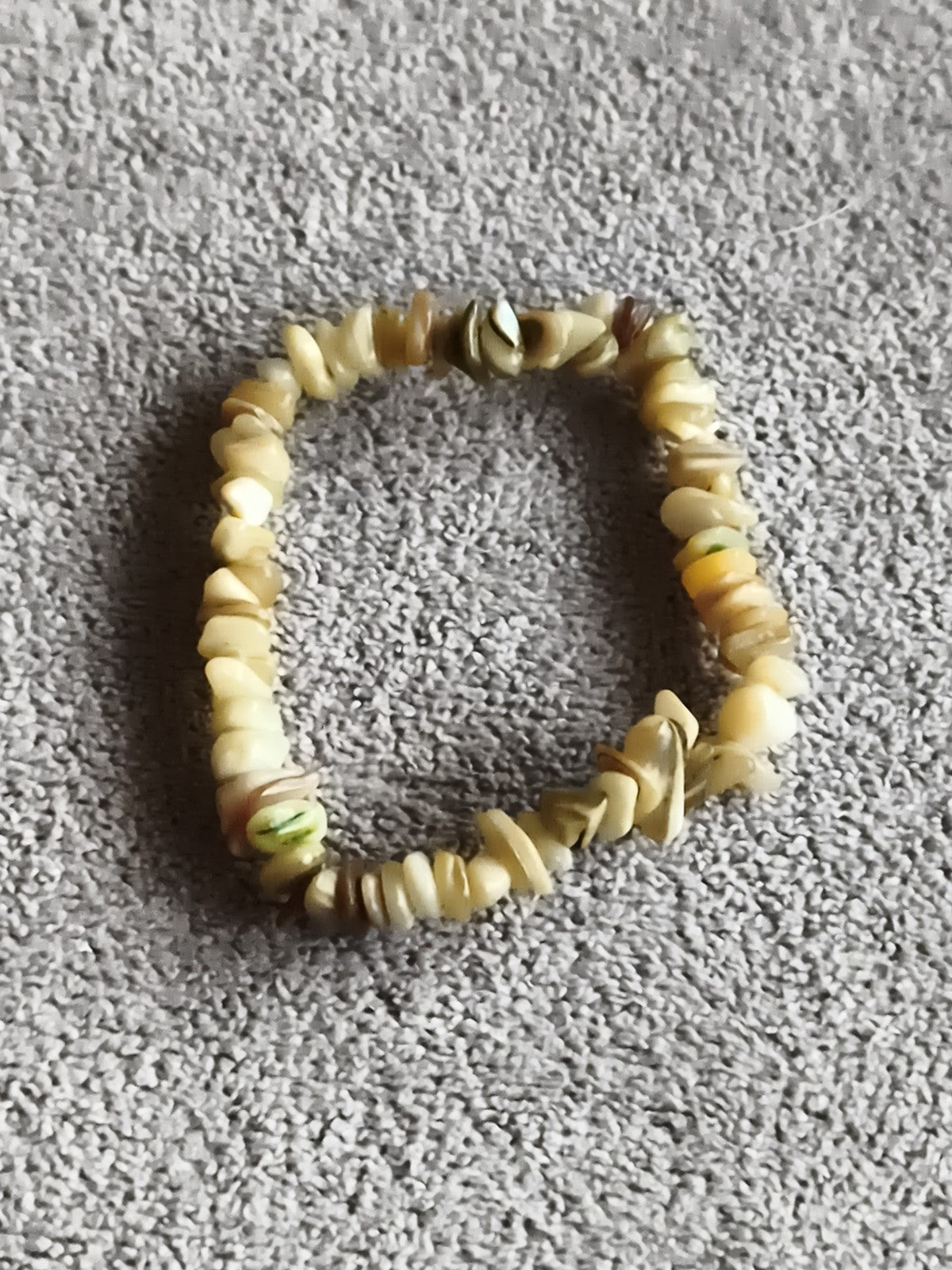 Bracelet élastique chips pierres naturelles beige, perles irrégulières fantaisie