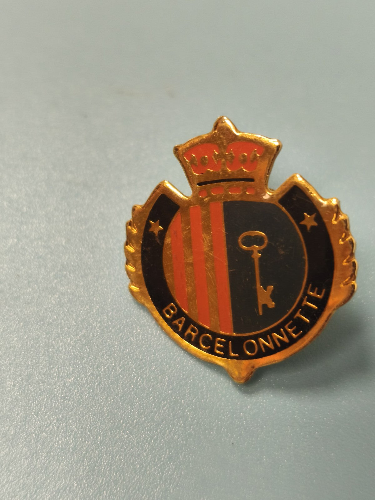 Pin's vintage Barcelonnette écusson doré blason clé collection ancienne