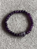 Bracelet perles violettes pierres naturelles, élastique, perle centrale unique