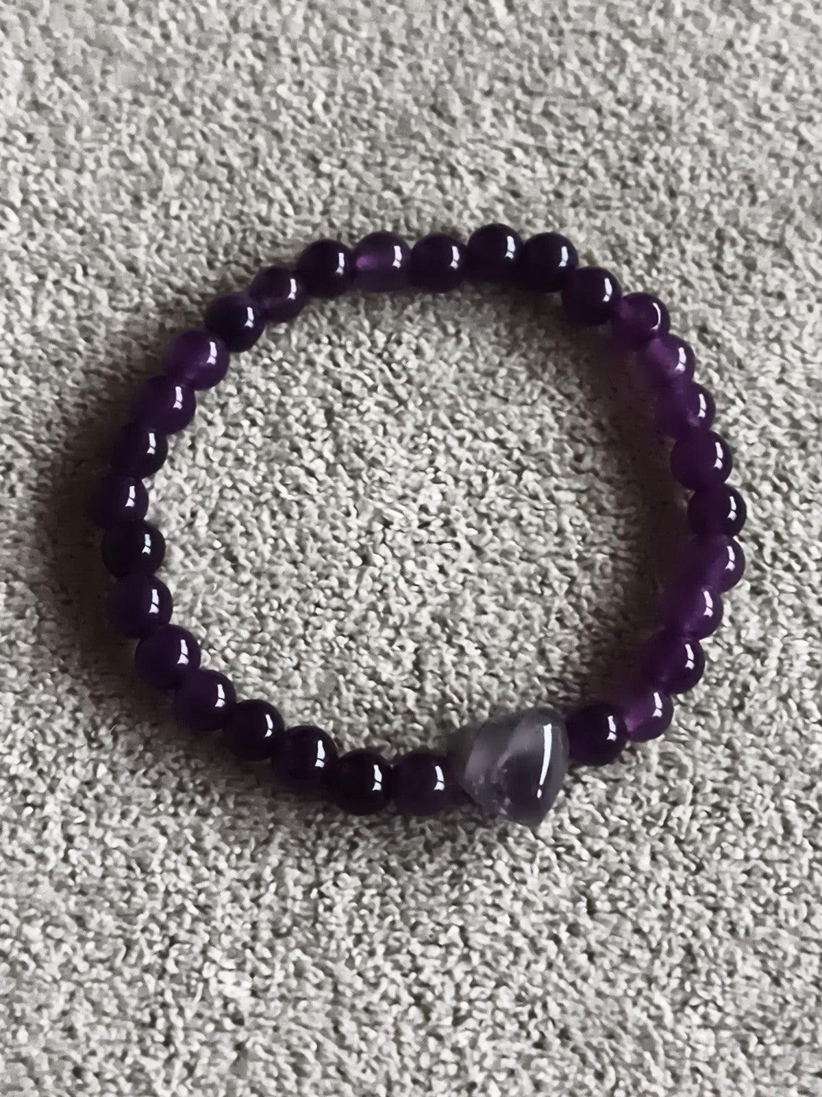 Bracelet perles violettes pierres naturelles, élastique, perle centrale unique
