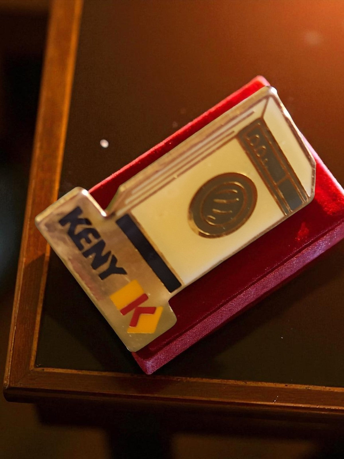 Pin's publicitaire vintage émail Keny K, forme paquet, années 80-90