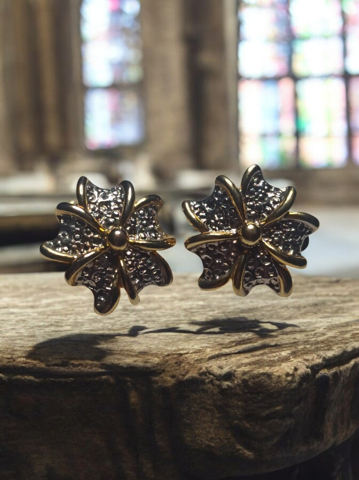 Boucles d’oreilles vintage plaquées or motif fleur relief élégant rétro