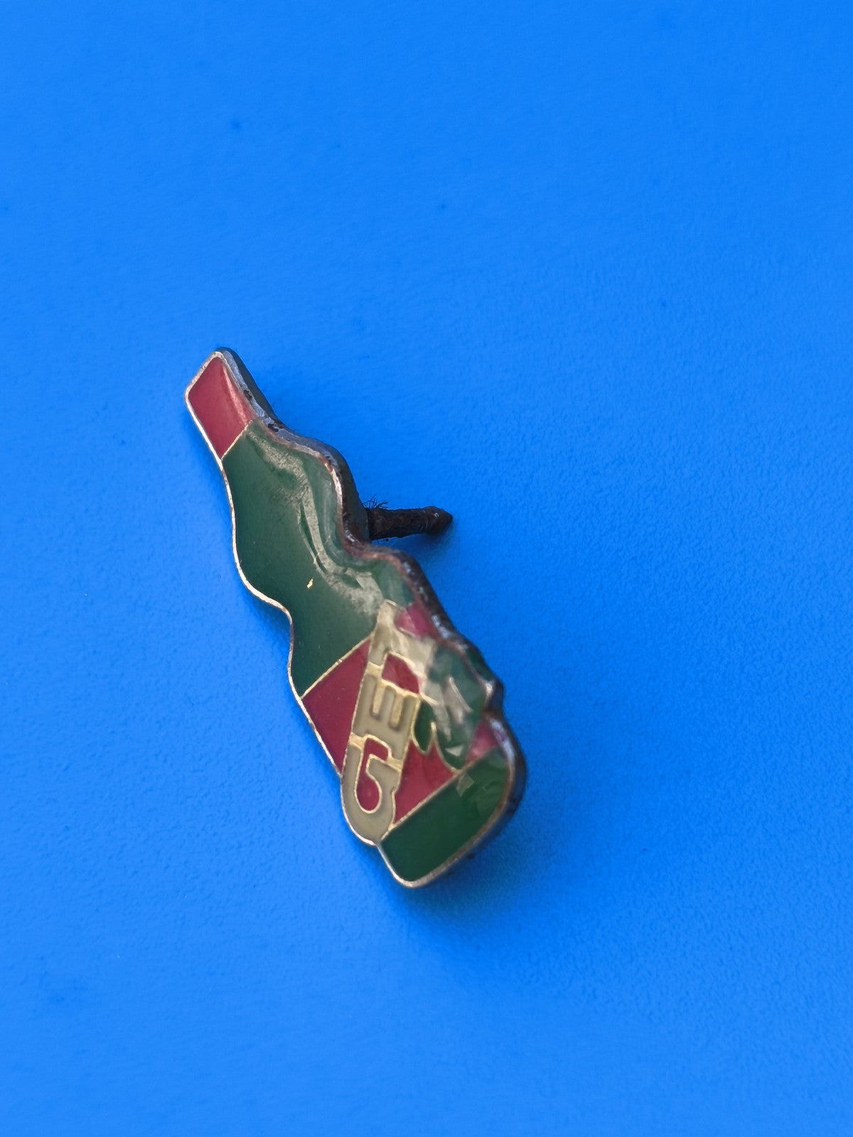 Pin's vintage GET 27 bouteille émaillée vert rouge collection publicité