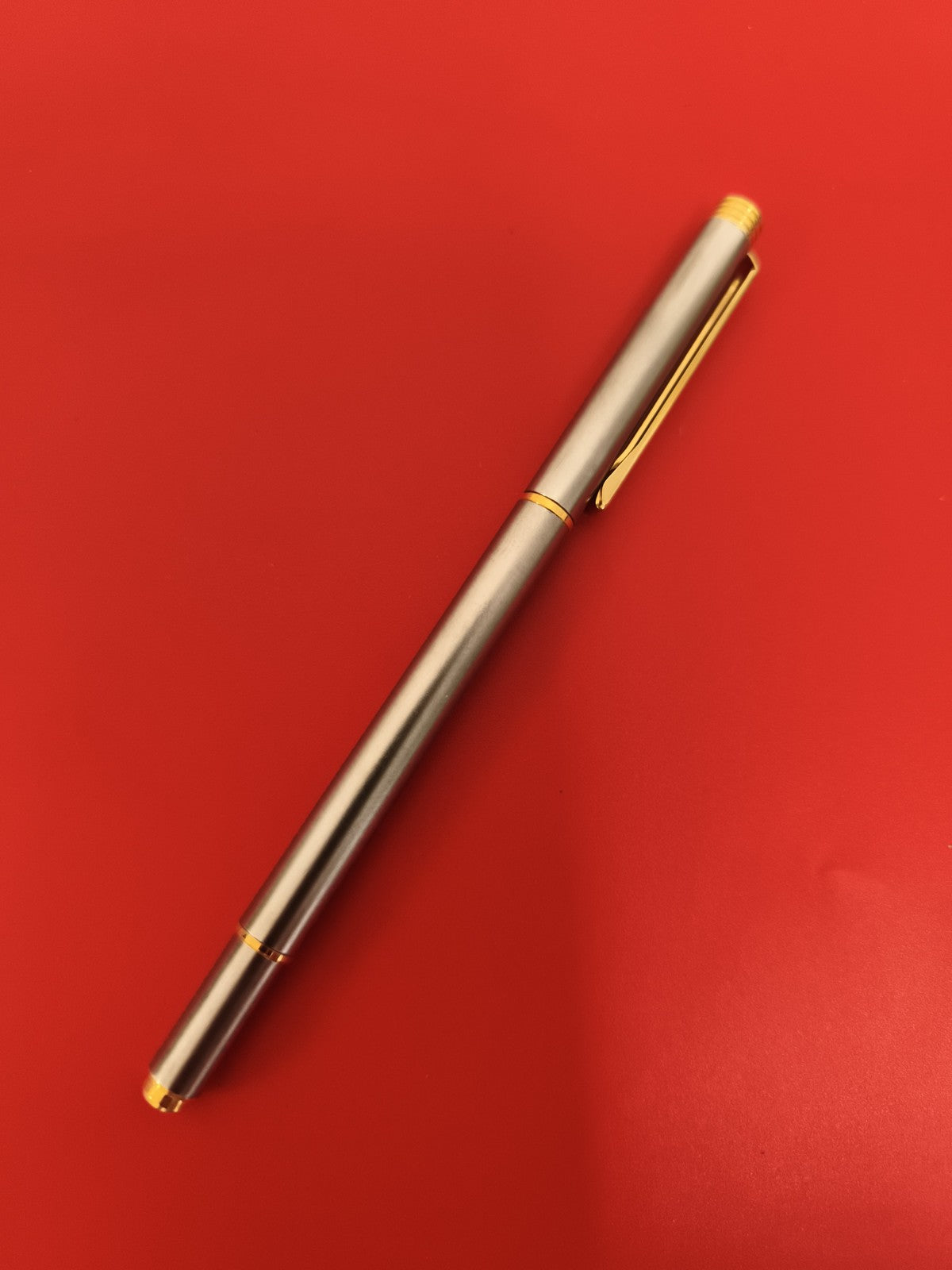 Stylo ancien finition métal brossé et doré vintage plume roller rétro