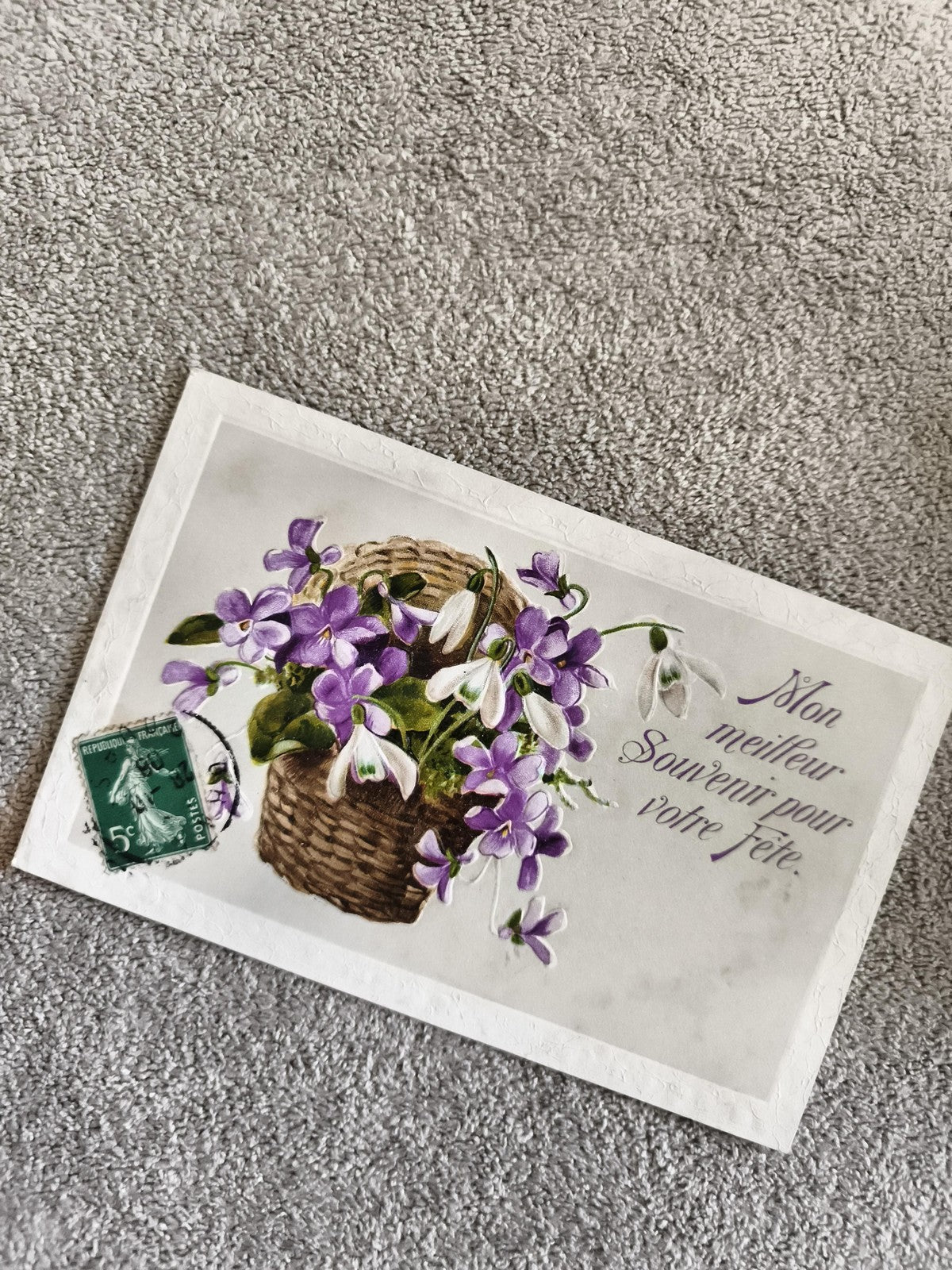 Carte postale illustrée fleurs violettes panier, CPA ancienne France timbre