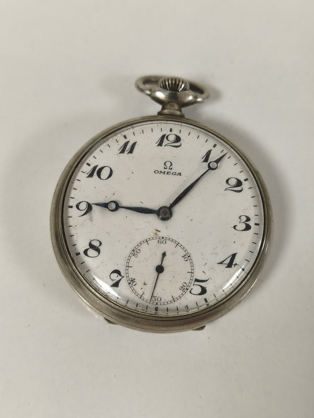 Montre de poche Omega métal argenté, cadran arabe, petite seconde à réviser