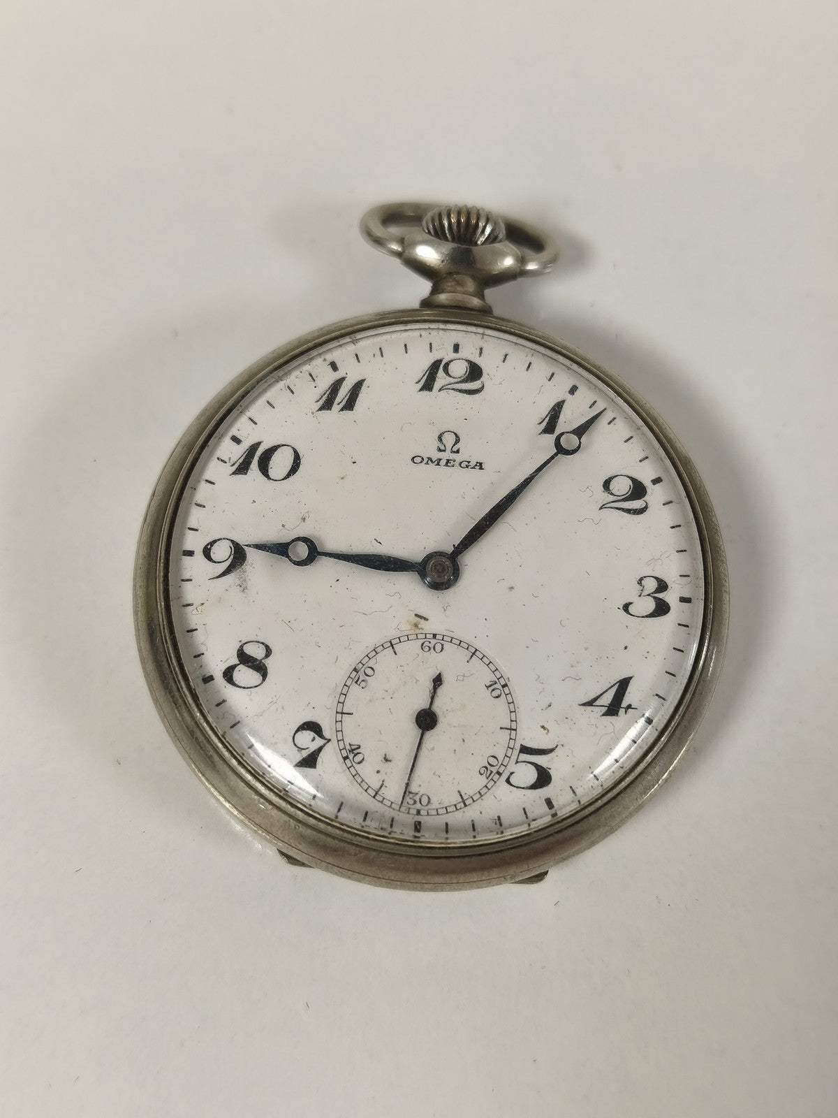 Montre de poche Omega métal argenté, cadran arabe, petite seconde à réviser