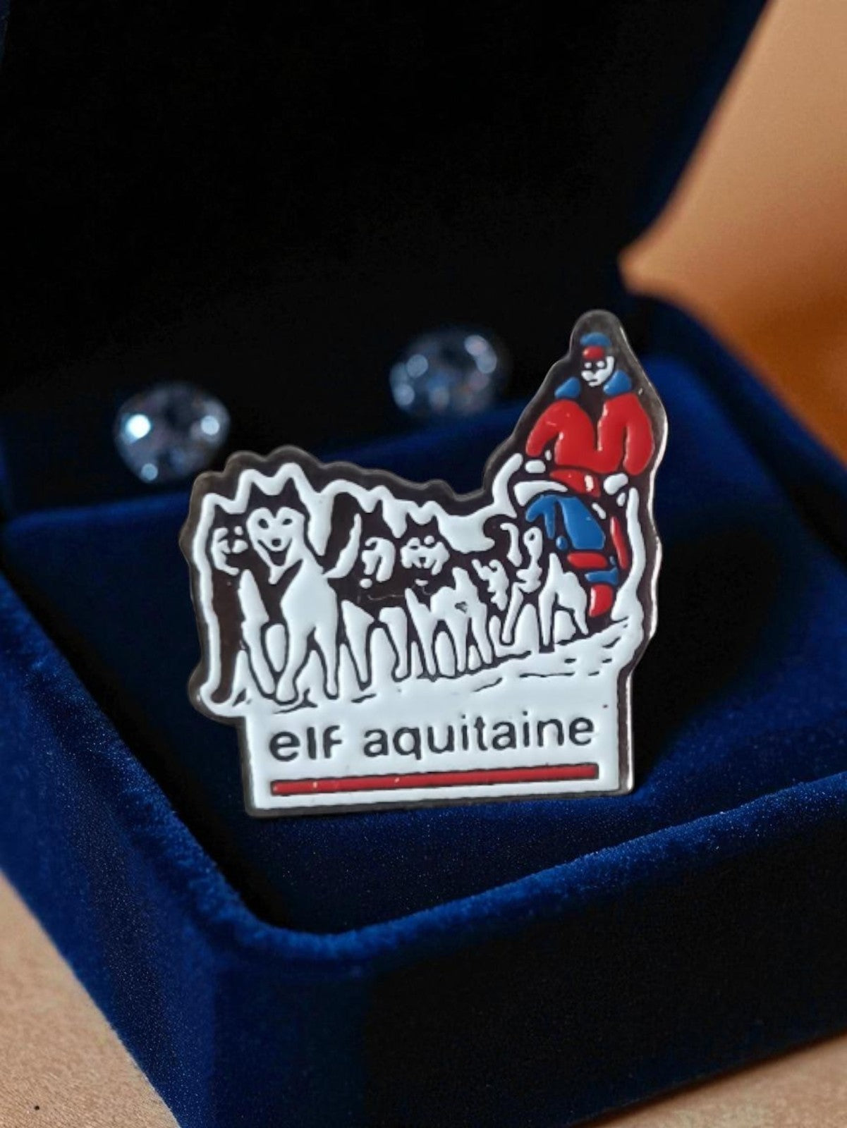 Pin's vintage Elf Aquitaine traîneau chiens ancien badge pub auto rétro