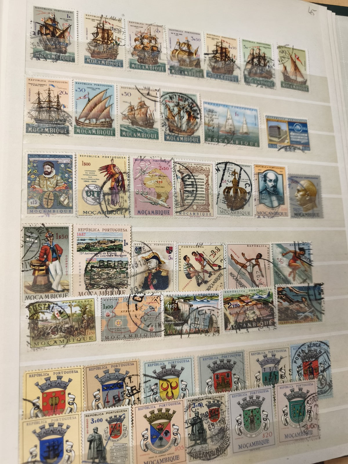 Lot de timbres Mocambique illustrés, thèmes bateaux, armoiries et personnages