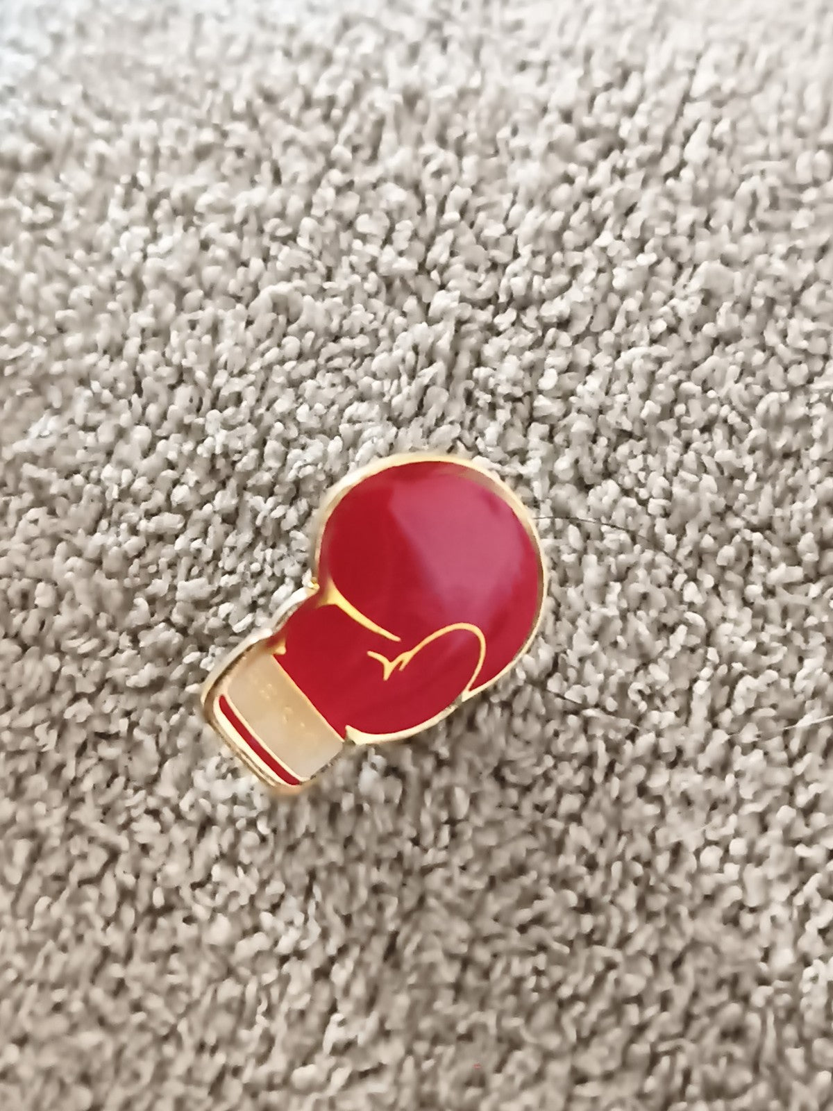 Pin's vintage gant de boxe rouge émaillé, finition dorée, badge sport (Ref 6)