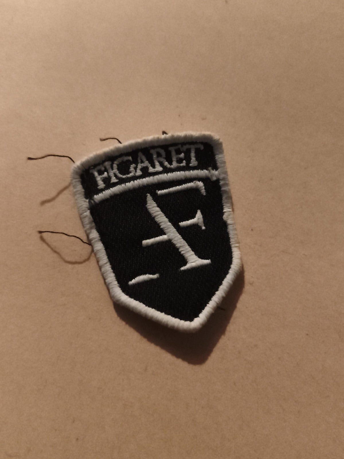 Écusson brodé Figaret noir blanc, patch textile ancien, blason vintage